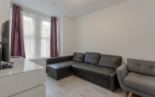 3 Bedroom House In Tooting With Garden