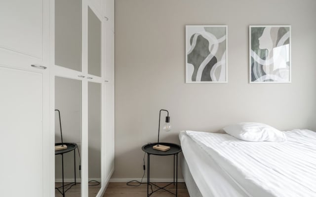 1BR Apt and Balcony next to Railway Station