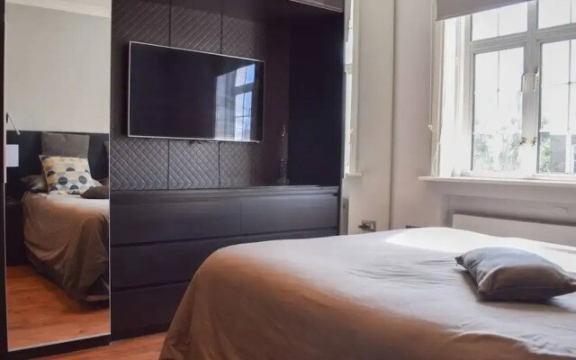 Modern 2 Bedroom Flat with A/C in Westminster