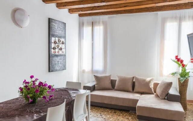 Accademia Charm 4 by Wonderful Italy