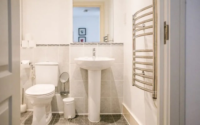 Modern Home by River Thames W/aircon, 4 Guests
