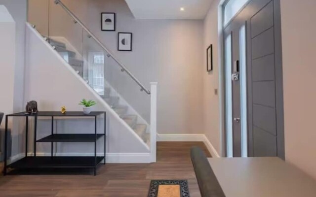 Luxury 3BR W Garden Parking Near Spurs Stadium