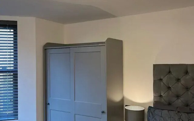 Cozy London Apartment , 2 Minutes to Tube!