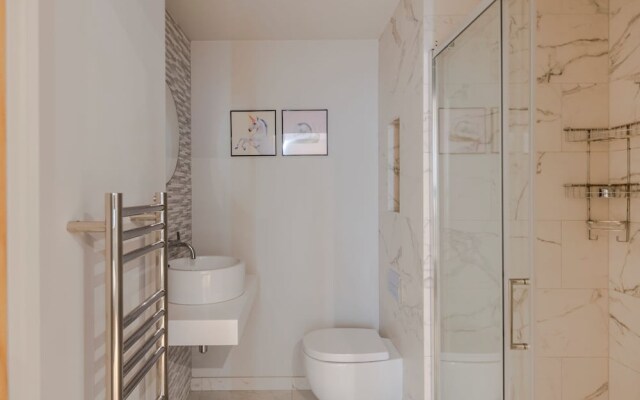 The Eyre Suite Three - Farringdon - by Frankie