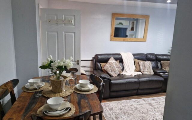 3 bed House, Sleeps 5, Near Airport and Town, Outside Parking Free