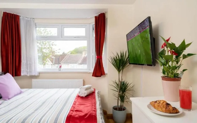 F4 Modern Double Room (Sandycroft Guest House)