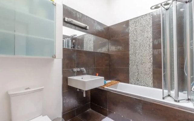 Spacious 2 Bedroom Apartment in Converted Warehouse in Brixton