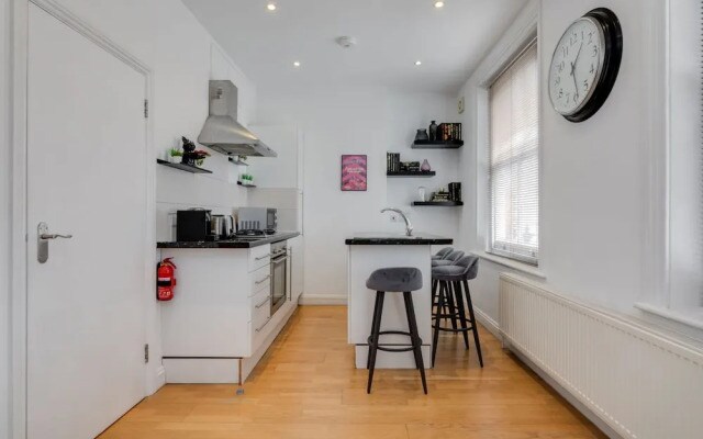 The Lipstick Palace - Fitzrovia - by Frankie Says