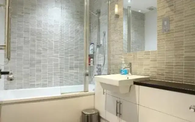 Walk to Notting Hill /Paddington 1 B/R with patio