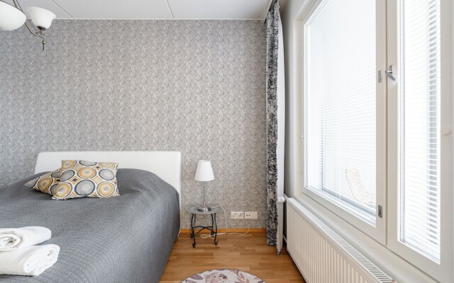 Bright 2BR Apartment with Lake Views