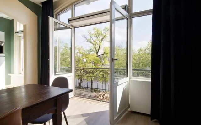 Spacious 4P Canal Apartment