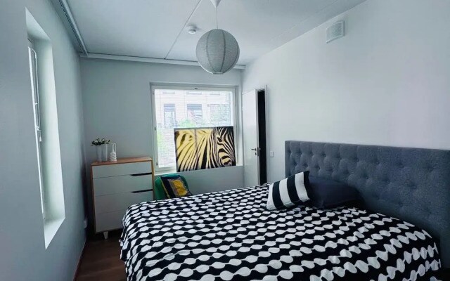 Scandi Sun 2BR With Lemon Accents