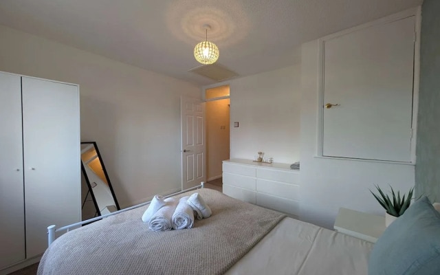 Comfortable 2-bedroom House With Free Parking