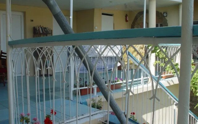 Deaz Hotel