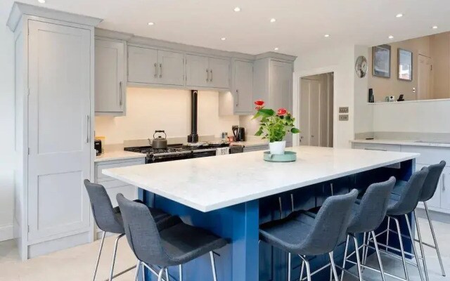 Spacious 4 Bed House, Battersea