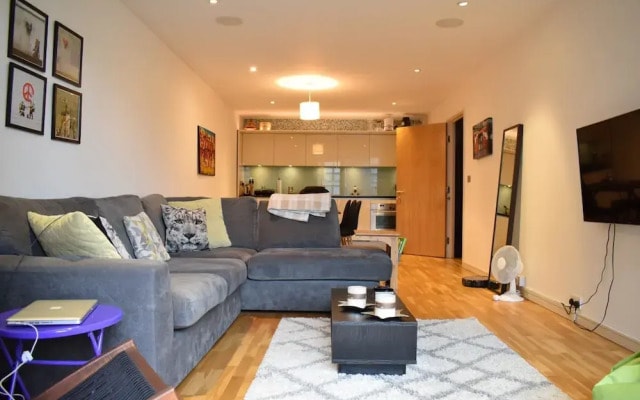 1 Bedroom Flat Near Old Street With Balcony