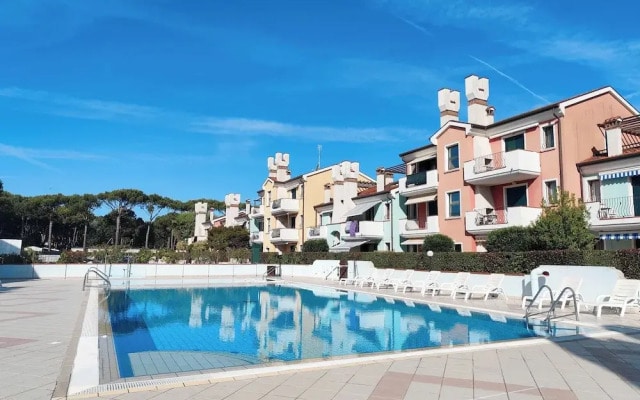 Bright Apartment With Pool
