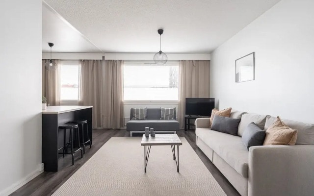 1BR next to Railway Station & Nokia Arena