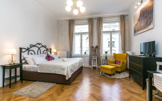 The Old Town Square & Parizska Apartment