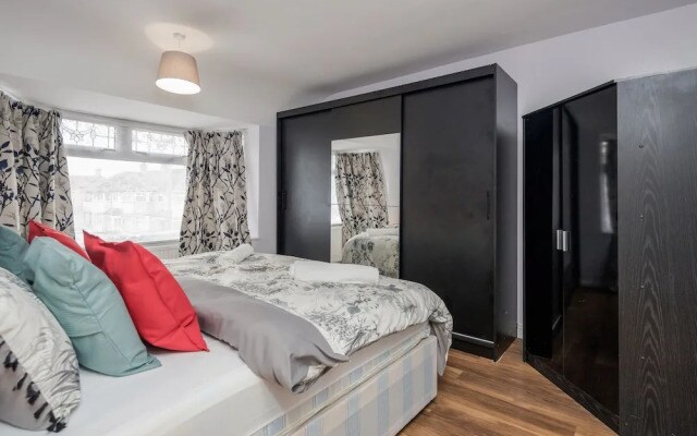 Dagenham Dream House - 4 Bedrooms