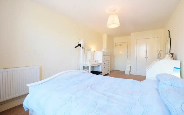 Cosy, Modern 1BR Kilburn Flat for 4