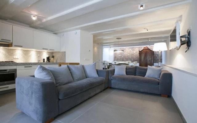 Charles Apartment