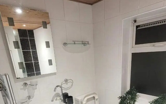 Warrington - House - Sleeps 6 - Parking - Garden