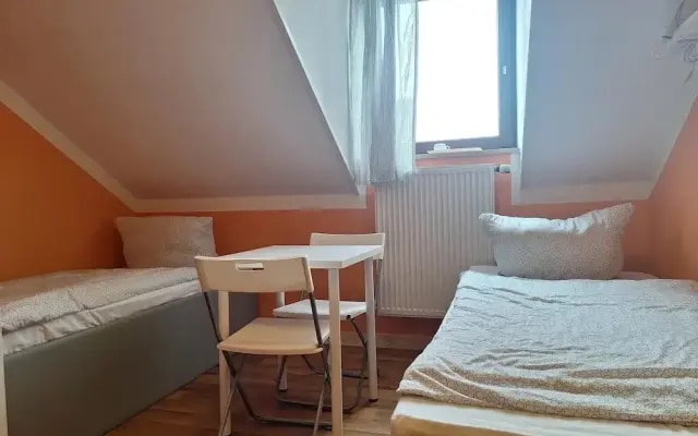 2-Rent Group Hostel Rooms AUB162