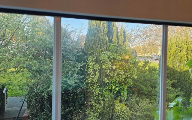 3-bed House in Newcastle Under Lyme, Free Parking