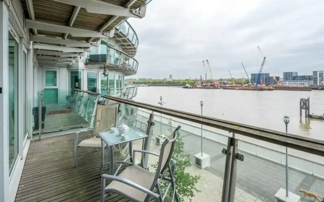 Light Modern Flat With Balcony Over River Thames!