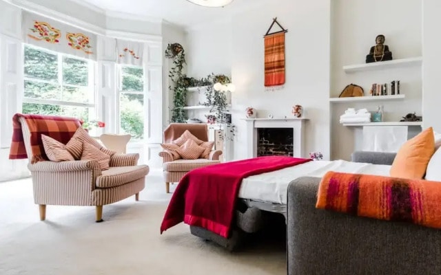 Entire Home: Chic & Cheery 1bed in Shepherd'S Bush