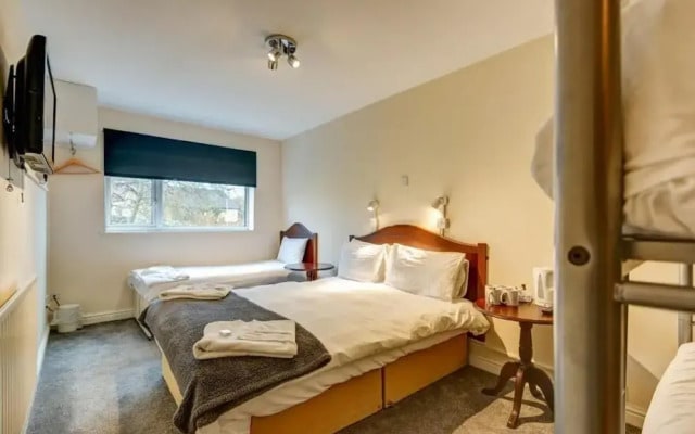 Commodore Hotel & Suites