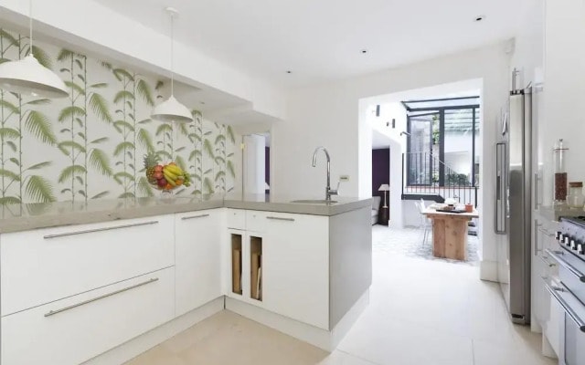 Warwick Gardens II by Onefinestay