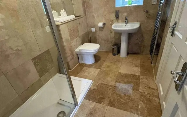 2 Bed Apartment - Sleeps 4 - Parking - Wifi