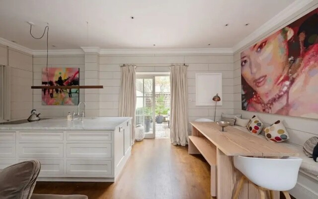 3-bed Home w Private Parking Fairytale Garden
