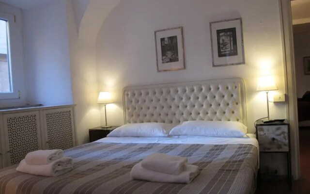 Aurora in Pantheon Apartment