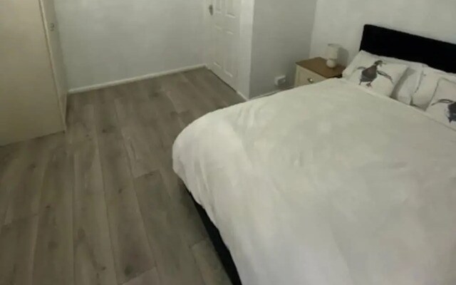 2 Bed - Sleeps 4 - With Parking