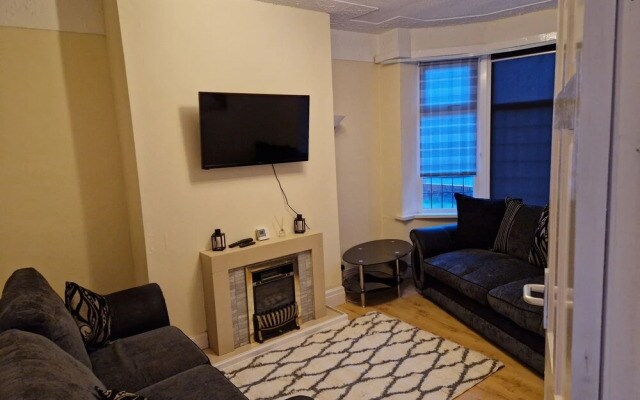 Lovely, Large 3 - Bedroom House in Preston