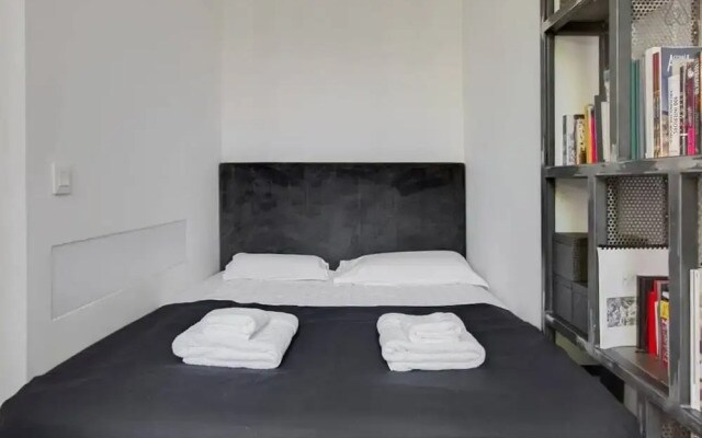 Modern Industrial 80m2 Apartment Near Bastille
