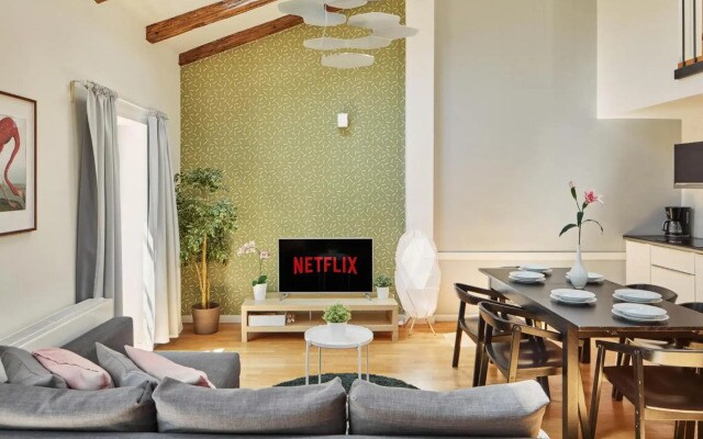 Bright Loft in New Town by Prague Days