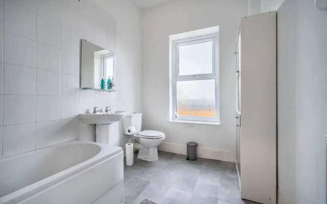 Modern Spacious 2 br House in Leigh, Free Parking
