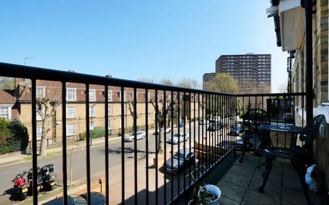 Cosy, Modern 1BR Kilburn Flat for 4