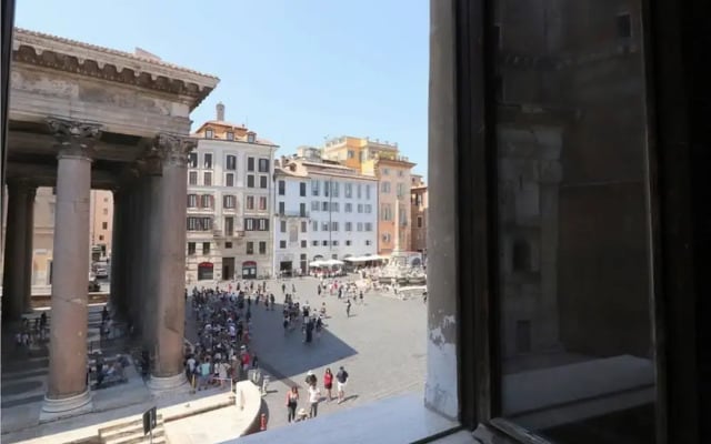 Home On The Pantheon Square