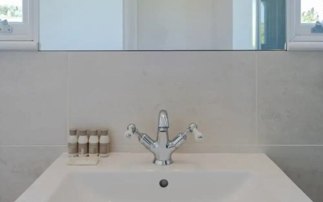 Large riverside 4BR apartment near Canary Wharf