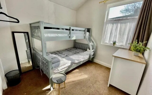 lovely 3 bed house close to the Uni & centre