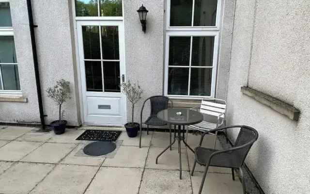 Beautiful Town Centre Apartment With River Terrace