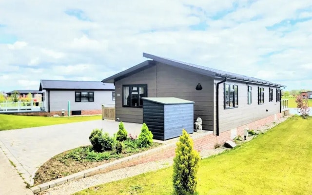 Luxury 2-bed Lodge in Routh, Sleeps 4 With Hot Tub