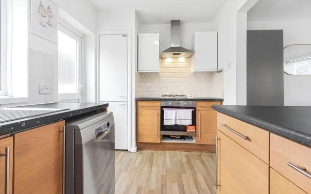 Spacious 3-bed House With car Park Near Heathrow