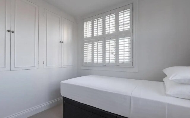 St Stephen's Gardens VII by Onefinestay