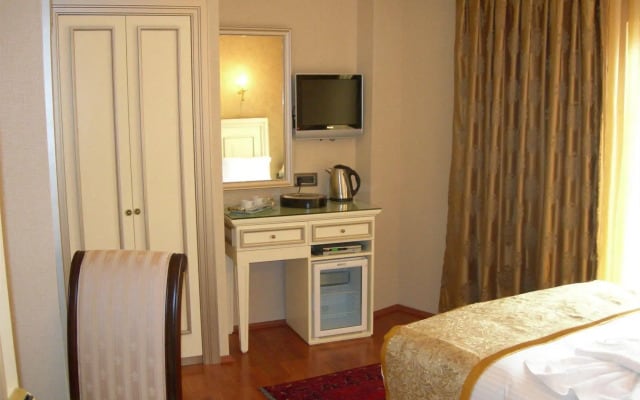 Maywood Hotel